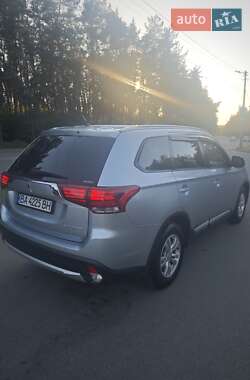 Внедорожник / Кроссовер Mitsubishi Outlander 2015 в 