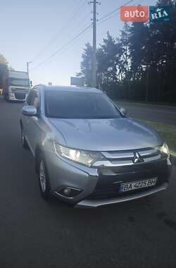 Внедорожник / Кроссовер Mitsubishi Outlander 2015 в 