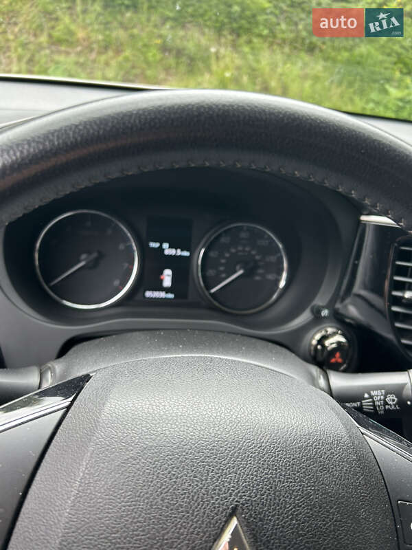 Позашляховик / Кросовер Mitsubishi Outlander 2019 в Южному