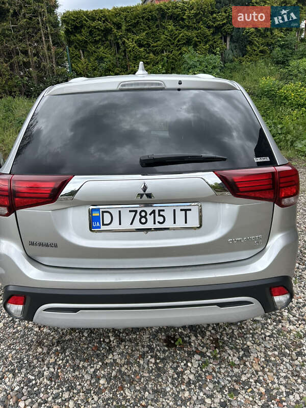 Позашляховик / Кросовер Mitsubishi Outlander 2019 в Южному