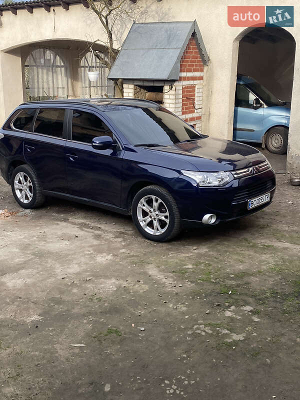 Внедорожник / Кроссовер Mitsubishi Outlander 2013 в 
