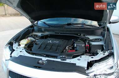 Внедорожник / Кроссовер Mitsubishi Outlander 2011 в 