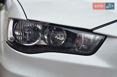 Внедорожник / Кроссовер Mitsubishi Outlander 2011 в 