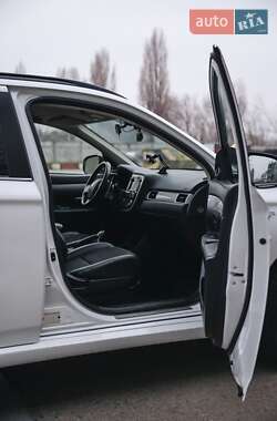Внедорожник / Кроссовер Mitsubishi Outlander 2014 в 