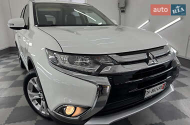Внедорожник / Кроссовер Mitsubishi Outlander 2017 в 
