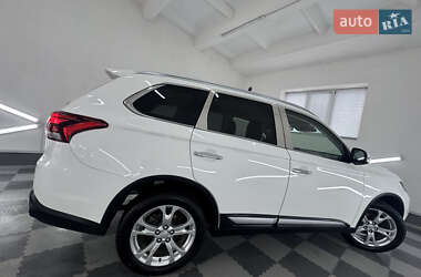 Внедорожник / Кроссовер Mitsubishi Outlander 2017 в 