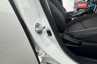Внедорожник / Кроссовер Mitsubishi Outlander 2017 в 