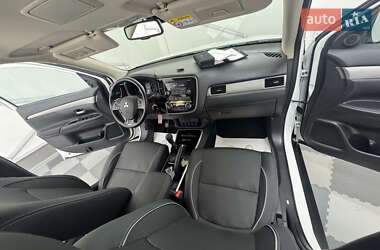 Внедорожник / Кроссовер Mitsubishi Outlander 2017 в 