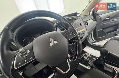 Внедорожник / Кроссовер Mitsubishi Outlander 2017 в 