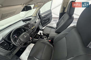 Внедорожник / Кроссовер Mitsubishi Outlander 2017 в 