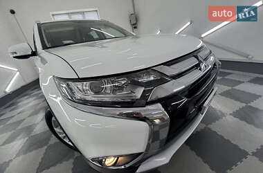 Внедорожник / Кроссовер Mitsubishi Outlander 2017 в 