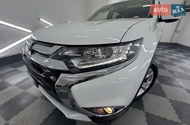 Внедорожник / Кроссовер Mitsubishi Outlander 2017 в 