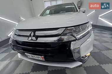 Внедорожник / Кроссовер Mitsubishi Outlander 2017 в 