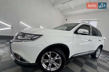 Внедорожник / Кроссовер Mitsubishi Outlander 2017 в 