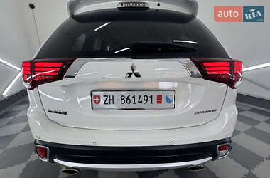 Внедорожник / Кроссовер Mitsubishi Outlander 2017 в 