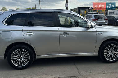 Позашляховик / Кросовер Mitsubishi Outlander 2020 в 