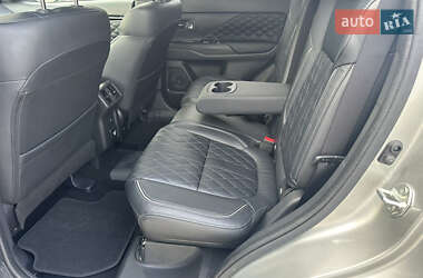 Позашляховик / Кросовер Mitsubishi Outlander 2020 в 
