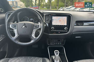 Позашляховик / Кросовер Mitsubishi Outlander 2020 в 