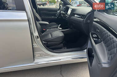 Позашляховик / Кросовер Mitsubishi Outlander 2020 в 