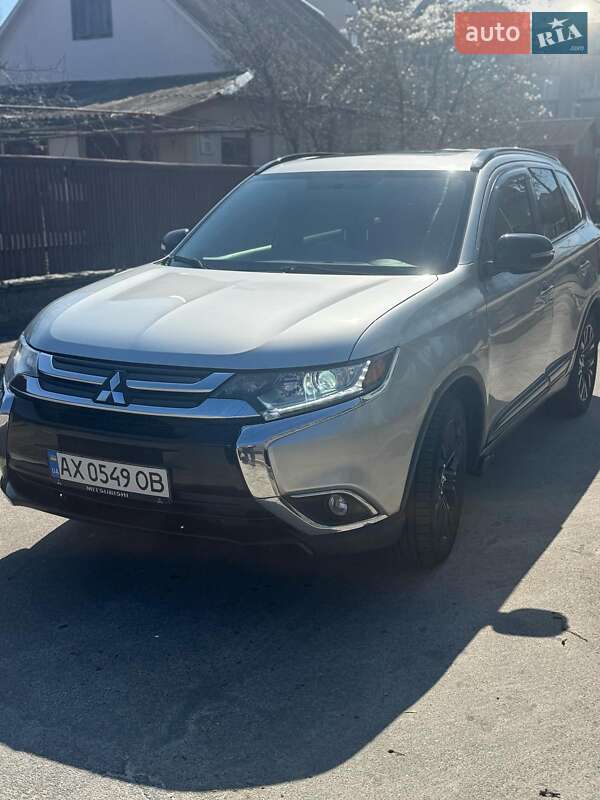 Внедорожник / Кроссовер Mitsubishi Outlander 2018 в 