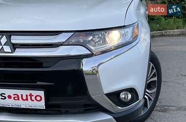 Позашляховик / Кросовер Mitsubishi Outlander 2015 в 