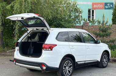 Позашляховик / Кросовер Mitsubishi Outlander 2015 в 