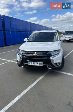 Внедорожник / Кроссовер Mitsubishi Outlander 2017 в Киеве