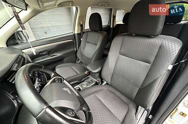 Внедорожник / Кроссовер Mitsubishi Outlander 2013 в 