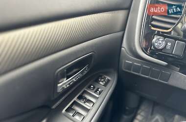 Внедорожник / Кроссовер Mitsubishi Outlander 2013 в 