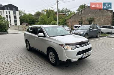 Внедорожник / Кроссовер Mitsubishi Outlander 2013 в 