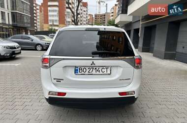 Внедорожник / Кроссовер Mitsubishi Outlander 2013 в 