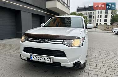 Внедорожник / Кроссовер Mitsubishi Outlander 2013 в 