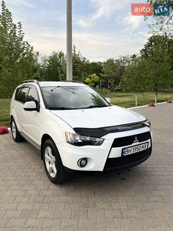 Позашляховик / Кросовер Mitsubishi Outlander 2012 в 