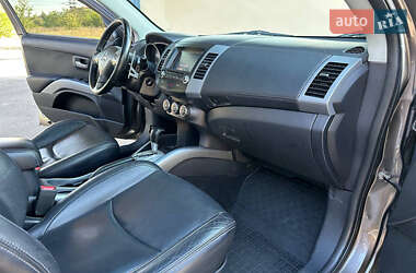Внедорожник / Кроссовер Mitsubishi Outlander 2011 в 