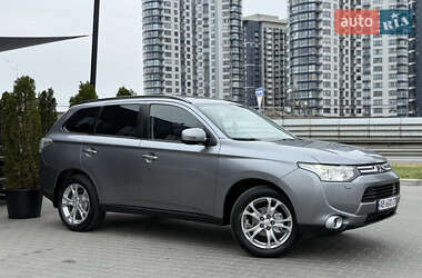 Позашляховик / Кросовер Mitsubishi Outlander 2013 в 