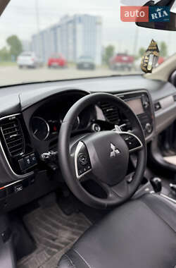 Позашляховик / Кросовер Mitsubishi Outlander 2013 в 