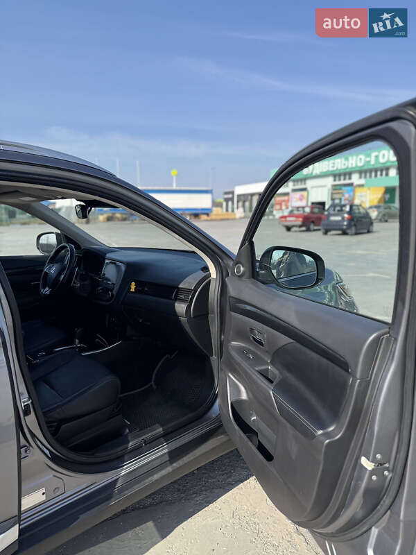 Внедорожник / Кроссовер Mitsubishi Outlander 2018 в Вознесенске