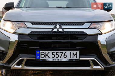 Внедорожник / Кроссовер Mitsubishi Outlander 2019 в 