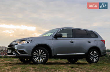 Внедорожник / Кроссовер Mitsubishi Outlander 2019 в 