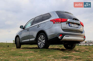 Внедорожник / Кроссовер Mitsubishi Outlander 2019 в 