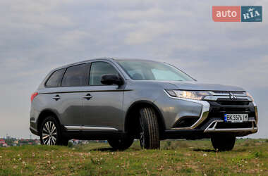 Внедорожник / Кроссовер Mitsubishi Outlander 2019 в 
