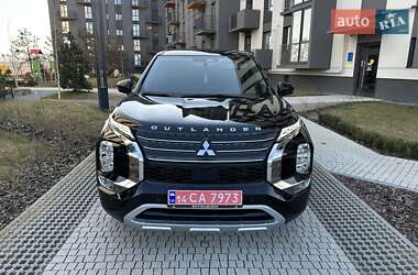 Внедорожник / Кроссовер Mitsubishi Outlander 2022 в 