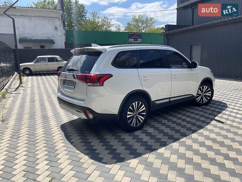 Внедорожник / Кроссовер Mitsubishi Outlander 2018 в Николаеве