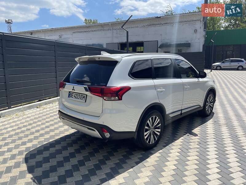 Внедорожник / Кроссовер Mitsubishi Outlander 2018 в Николаеве