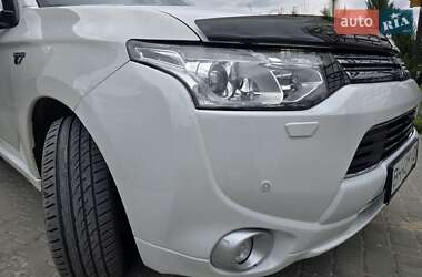Позашляховик / Кросовер Mitsubishi Outlander 2014 в 