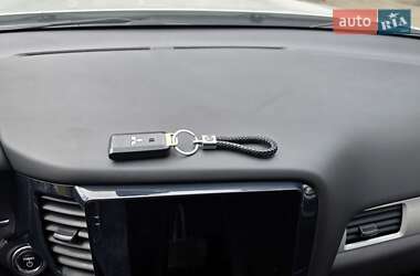 Позашляховик / Кросовер Mitsubishi Outlander 2014 в 