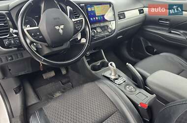 Позашляховик / Кросовер Mitsubishi Outlander 2014 в 