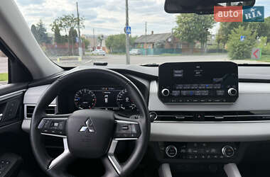 Позашляховик / Кросовер Mitsubishi Outlander 2022 в 