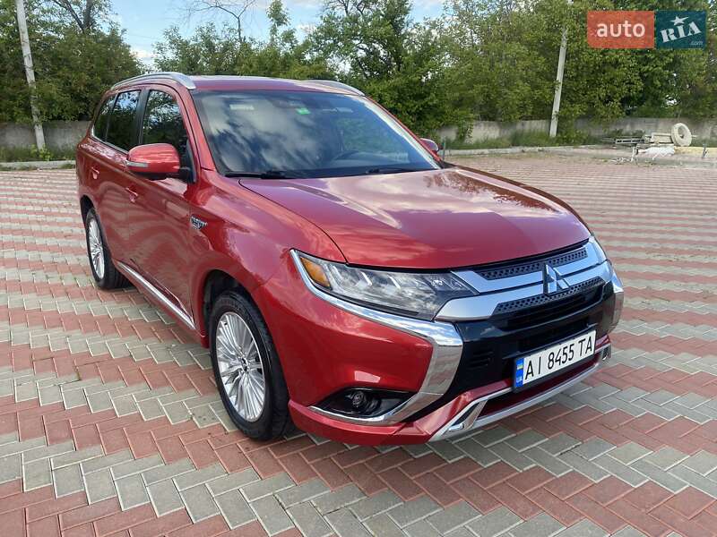 Позашляховик / Кросовер Mitsubishi Outlander 2019 в 