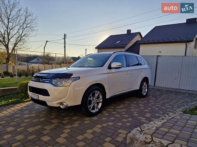 Позашляховик / Кросовер Mitsubishi Outlander 2013 в 